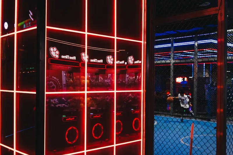 Ein Mann spielt ein Spiel an einer Videospielkonsole