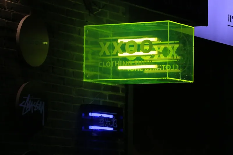 Neonschild an einer Backsteinwand